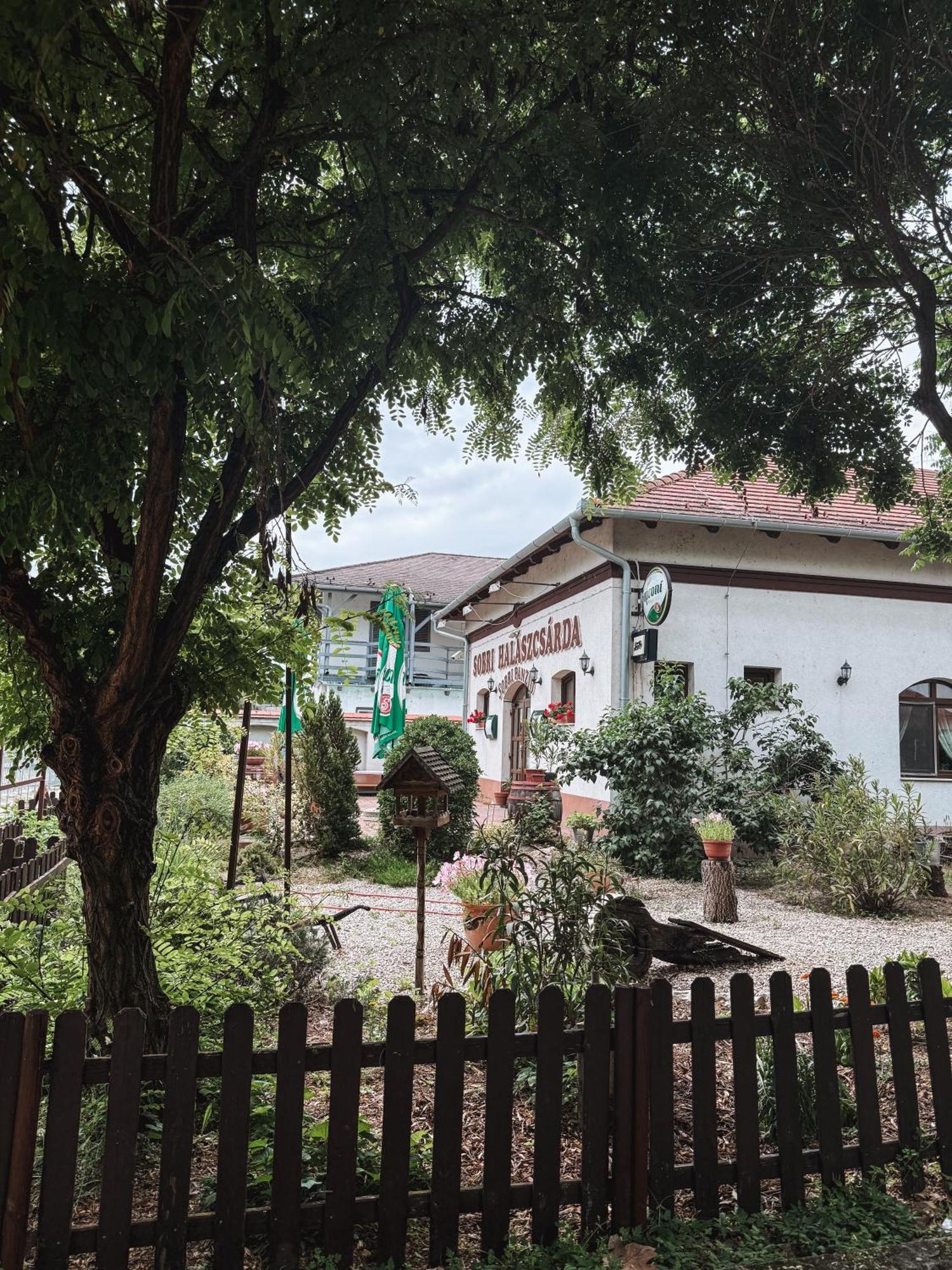 Sobri Halaszcsarda Es Panzio Penzion Baja